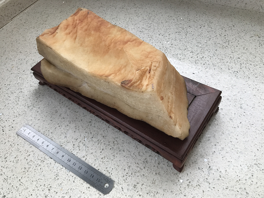 天然带皮肥肉石